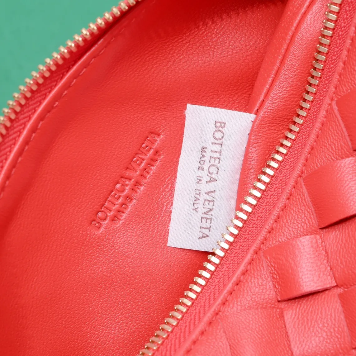 Batch 1360 #BvWallace Shoulder Lunch Bag 🔥 A lunch box bag that you can just grab and go. It is made of classic intrecciato weaving technology and reflects the craftsmanship of Bottega. The entire bag is made of top-grade happa lambskin. It is very soft and lightweight. The small bag shape is cute and exquisite. The interior capacity is also very large and can be carried under the arm. It is quite practical! The bottom of the bag is made of gold metal to prevent wear and tear. The details are really good! Choose this elegant commuting bag for Zaoba people~ Size: 22x13x9.5, model number; 7748#